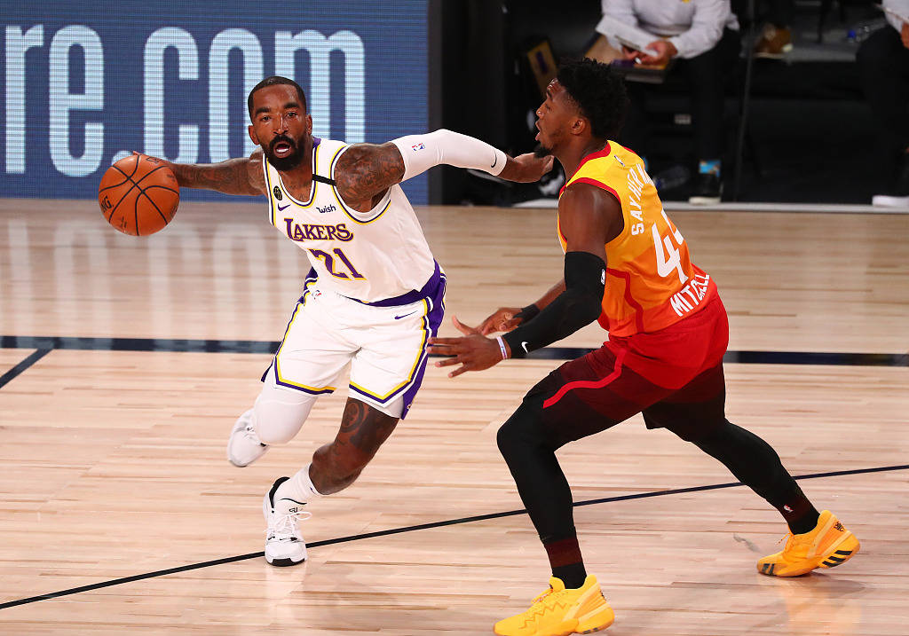 NBA-东契奇补时争议三分绝杀勇士，终结对手七连胜登顶西部引热议