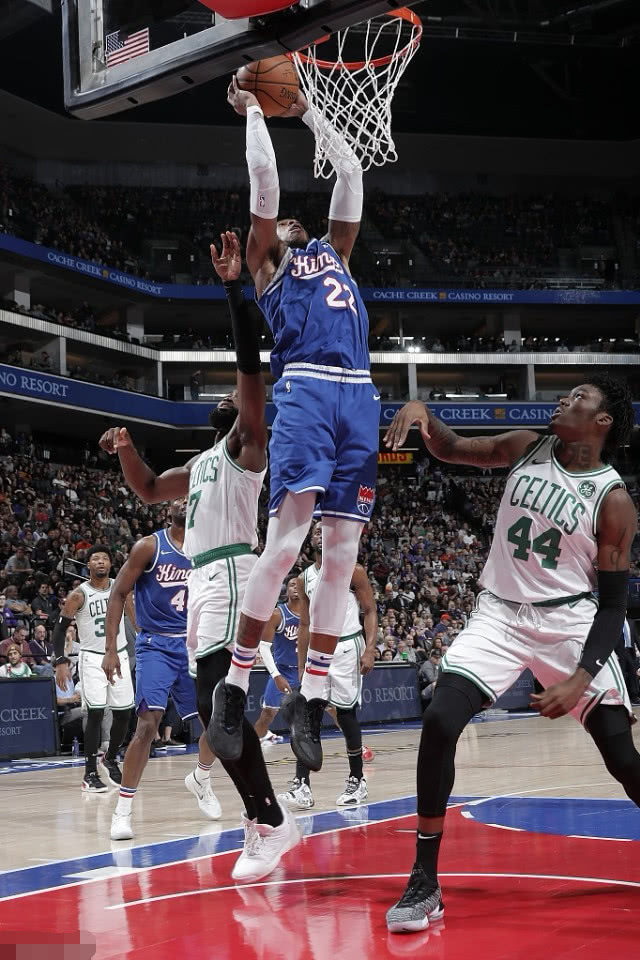 NBA凯尔特人加时争议三分绝杀雄鹿终结七连胜登顶引热议