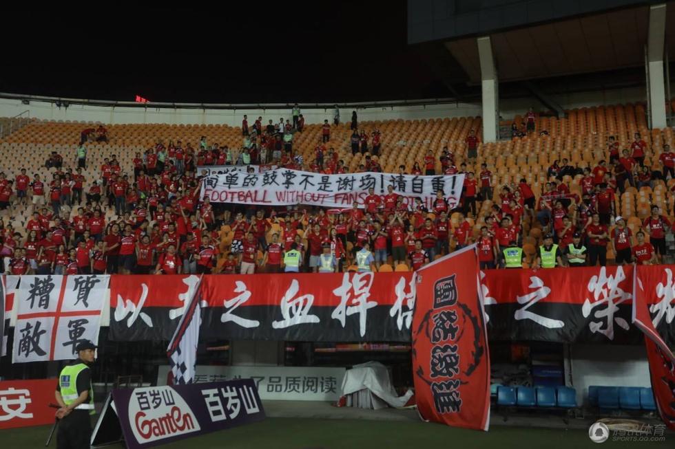  那不勒斯球迷横幅抗议票价上涨问题  
